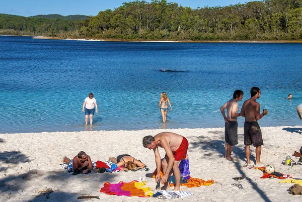 Fraser Island Austrálie Srpna 2009 Přátelé Užívají Pláž Lake Mckenzie — Stock fotografie