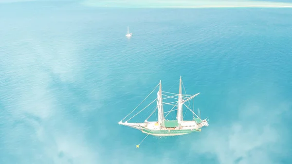 Sailing Ship Sails Wonderful Crystal Clear Sea Aerial View Drone — Stock Photo, Image