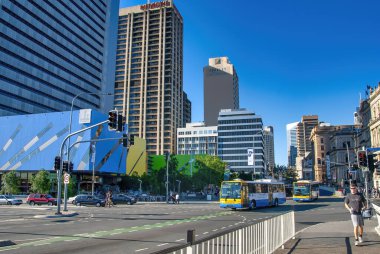Brisbane, Avustralya - 14 Ağustos 2009: Şehir merkezinde güzel bir günde halk otobüsleri.