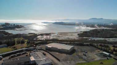 Rotorua manzarasının panoramik hava manzarası ve gayzerler İHA 'dan duman tüttürüyor, Yeni Zelanda.