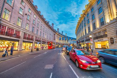 Londra, İngiltere - Haziran 2015: Bir yaz gecesi Regent Caddesi Işıkları.