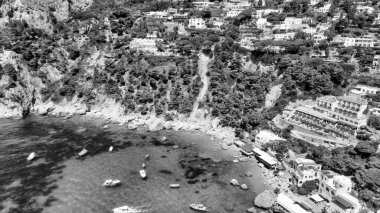 Marina Piccola, Capri 'de güzel bir sahil şeridi. İHA 'dan hava görüntüsü