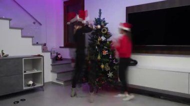 Modern bir evde aile Noel Ağacı süslemesi. Tatil konsepti. Zaman Süreleri.