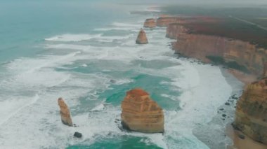 Gün batımında The Twelve Apostles 'ın ihtişamı, Port Campbell Ulusal Parkı, Avustralya. İHA 'dan hava görüntüsü.