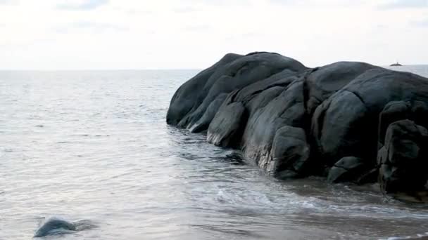 日没時に水の上の大きな岩 — ストック動画