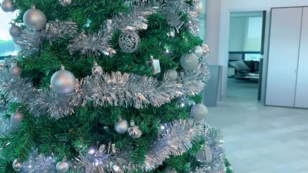 Schöner Weihnachtsbaum Mit Dekoration Einem Modernen Bürointerieur Geschäfts Und Urlaubskonzept — Stockvideo