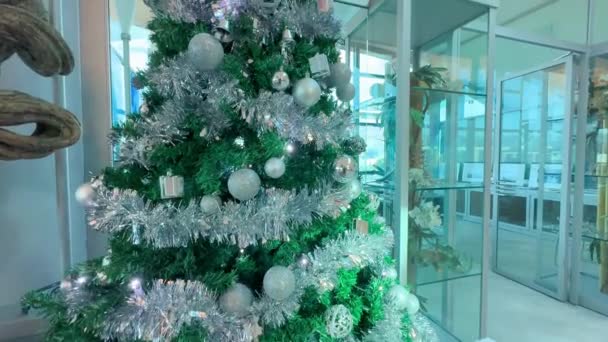 モダンなオフィスのインテリアで装飾が施された美しいクリスマスツリー ビジネスと休日のコンセプト — ストック動画