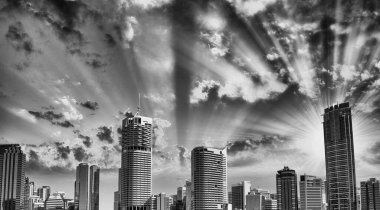 Brisbane, Avustralya. Gün batımında Brisbane Nehri üzerindeki köprüden şehrin silüeti.