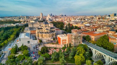 Madrid, İspanya. Şehir merkezinin havadan görünüşü. Güneşli bir günde binalar ve ana simgeler.