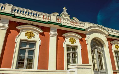 Tallinn 'deki ünlü Kadriorg Sarayı' nın dış görünüşü güneşli bir günde, Estonya