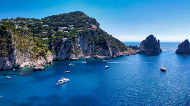 Faraglioni, İtalya, Capri 'deki Marina Piccola Sahili' nden. İHA 'dan hava görüntüsü