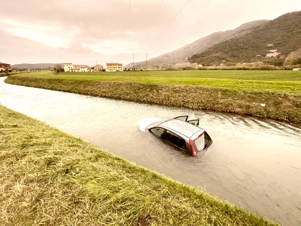 Nehirde Batan Araba Otomobil Sigortası Kavramı — Stok fotoğraf