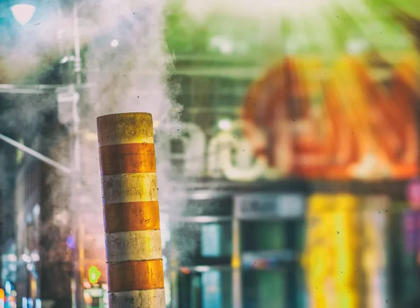 ニューヨーク市マンハッタンのマンホールから蒸気が出てくる — ストック写真