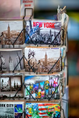 New York City, New York - 30 Kasım 2018: New York City kartpostalları bir şehir dükkanında satışta.