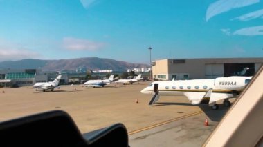 San Francisco, CA - 6 Ağustos 2017: İniş helikopterinden küçük Sausalito havaalanının havadan görüntüsü.