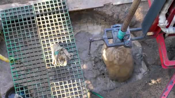 家の中庭に井戸を構築します — ストック動画