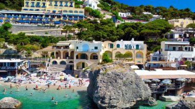 CAPRI, İtalya - 18 Haziran 2021: Restoranlar ve turistlerle Marina Piccola Sahili 'nin havadan görünüşü