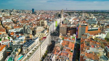 Madrid, İspanya - 29 Ekim 2022: Şehir merkezinin havadan görünüşü. Güneşli bir günde binalar ve ana simgeler.