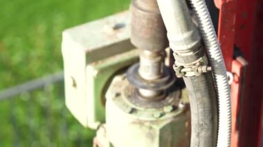 Evin avlusuna bir kuyu inşa etmek, metal yapı ayrıntıları..