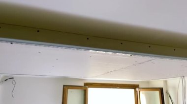 Tavana sıva peçesi takılmış. Oda ışıklandırması için sunucu olarak kullanılacak yapı.