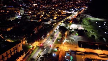 Funchal gece şehir trafiğinin hava görüntüsü, Madeira - Portekiz.