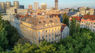 Bratislava şehrinin hava manzarası bir yaz öğleden sonra yükselişte, Slovakya.