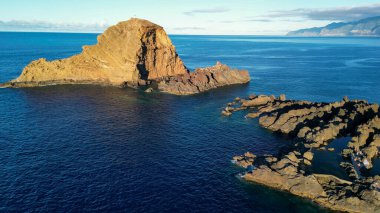 Portekiz, Madeira 'da gün batımında Porto Moniz Doğal Havuzları' nın havadan görünüşü.