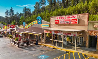 Keystone, Güney Dakota - 10 Temmuz 2019: Kasaba ana caddesi butikler, hediyelik eşya dükkanları, güzel yemekler, kalacak yer ve tarihle dolu. Keystone, Rushmore Dağı 'na açılan kapıdır..