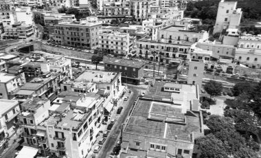 İtalya 'nın yaz mevsiminde Pozzuoli limanının muhteşem hava manzarası. Drone bakış açısı.