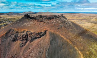 Saxholl Krateri İzlanda 'da ünlü bir volkandır. Yaz mevsiminde İHA 'dan hava görüntüsü