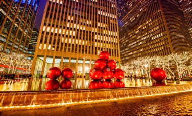 Manhattan, New York 'ta gece vakti havuz başında dev kırmızı Noel Baloları