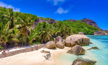 La Digue, Seyşeller Adaları 'ndaki Anse Kaynak Argent Sahili' nin hava görüntüsü - Afrika.