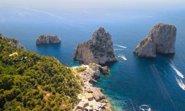 İtalya 'nın Capri Adası kıyı şeridinin inanılmaz hava manzarası. Drone bakış açısı.