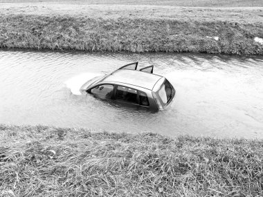 Gri araba düşer ve nehirde boğulur..