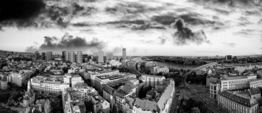 Bratislava, Slovakya. Gün batımında şehir merkezinin havadan görüntüsü. İnsansız hava aracından panoramik bakış açısı.