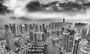 Gün batımında Dubai Marina 'nın hava manzarası..