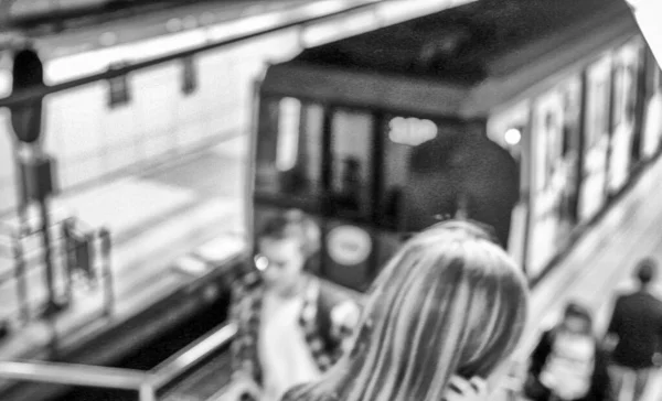 Nsan Bir Metro Istasyonu Bulanık Sahne — Stok fotoğraf