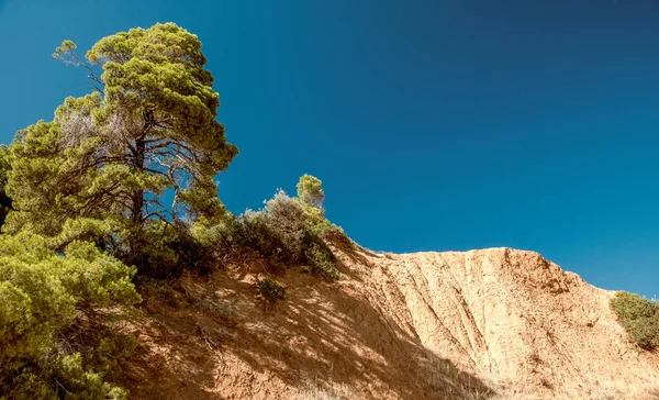 Kokinokastro Beach Punaiset Kalliot Kauniina Kesäpäivänä Alonissos Kreikka — kuvapankkivalokuva