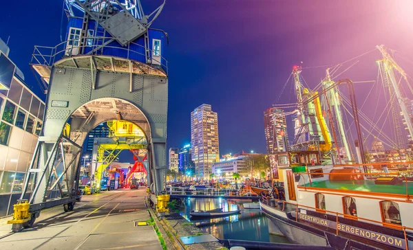 Rotterdam Niderlandy Kwiecień 2015 Budynki Centrum Miasta Piękną Wiosenną Noc — Zdjęcie stockowe