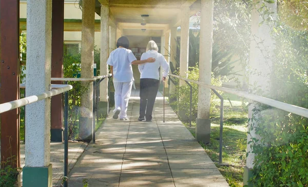 Asijský Lékař Pomáhá Starším Důchodcům Žena Walker Hůl Nemocnici Dvoře — Stock fotografie