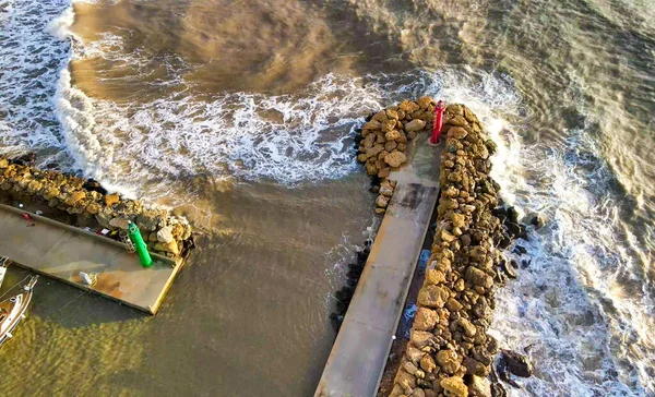 暴风雨期间沿海的灯塔 无人机提供的空中图像 — 图库照片