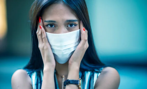 Preocupada Mujer Negocios Asiática Con Máscara Facial Caminando Por Las — Foto de Stock