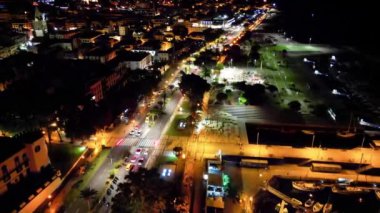Funchal gece şehir trafiğinin hava görüntüsü, Madeira - Portekiz.