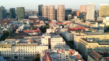 Bratislava 'nın hava manzarası alacakaranlıkta, Slovakya.