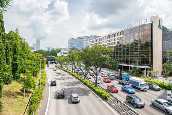 Singapur - 31 Aralık 2019: Kenar mahallelerde şehir trafiği.