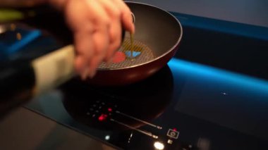 Mutfağa modern bir indüksiyon fırınına yağ döküyorum..