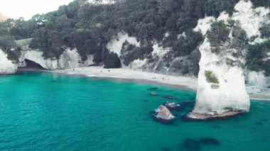 Muhteşem Katedral Koyu 'nun havadan görünüşü, Coromandel, Yeni Zelanda.