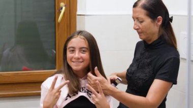 Annem evdeki banyoda bir çocuğun saçını tarıyor..