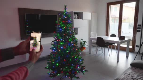 Man Met Behulp Van Smart Home App Versieren Verlichting Kerstboom — Stockvideo