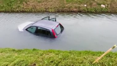 Araç nehirde kaza yapmış..